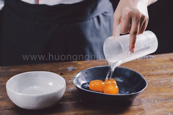 so-che-trung-muoi sơ chế trứng muối
