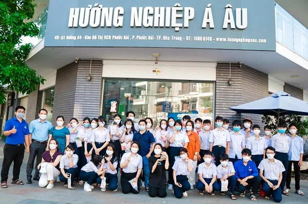 Các bạn trường THCS Lê Hồng Phong chụp hình trước chi nhánh Hướng Nghiệp Á Âu – CN Nha Trang