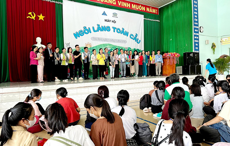 Ngày hội Ngôi làng toàn cầu do Sở GD&ĐT tỉnh Vĩnh Long phối hợp với Room To Read thực hiện diễn ra tại xã Tam Bình, tỉnh Vĩnh Long.