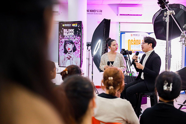 Chuyên gia Huỳnh Xuân Phước đã có những chia sẻ xoay quanh nghề Make-up Artist tại sự kiện  “Blink Blink Nghề M.U.A” tại Hướng Nghiệp Á Âu.