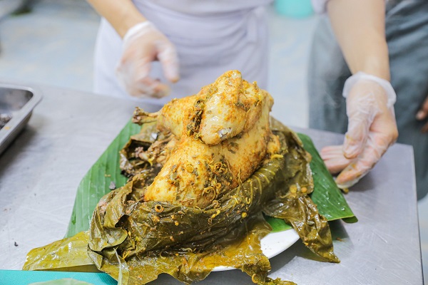 hoc-lam-ga-nuong-dat-set học làm gà nướng đất sét