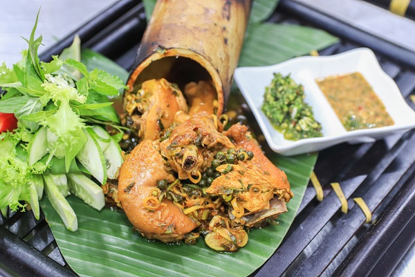 hoc-lam-ga-nuong-ong-tre học làm gà nướng ống tre