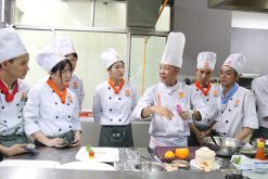 Giảng viên là những bếp trưởng giàu kinh nghiệm chia sẻ mọi bí quyết giúp bạn thành công với nghề