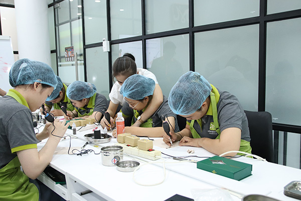 hoc-vien-thuc-hanh-ve-hairstroke học viên thực hành vẽ hairstroke