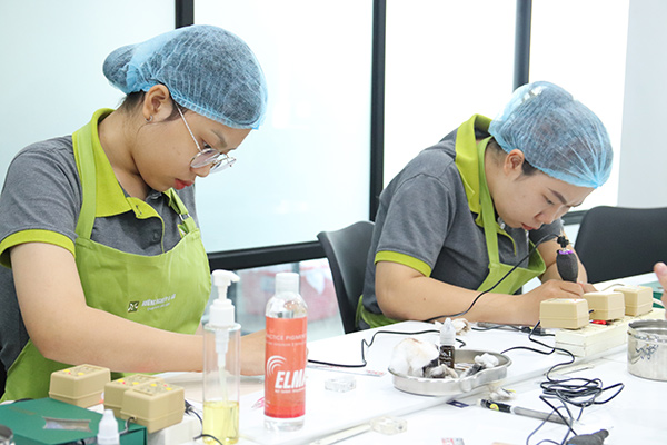 hoc-vien-thuc-hanh-ve-long-may học viên thực hành vẽ lông mày