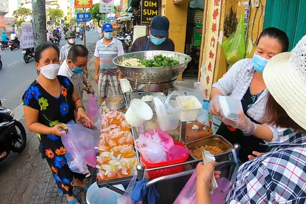 Bán bánh ướt với mô hình xe đẩy vốn ít