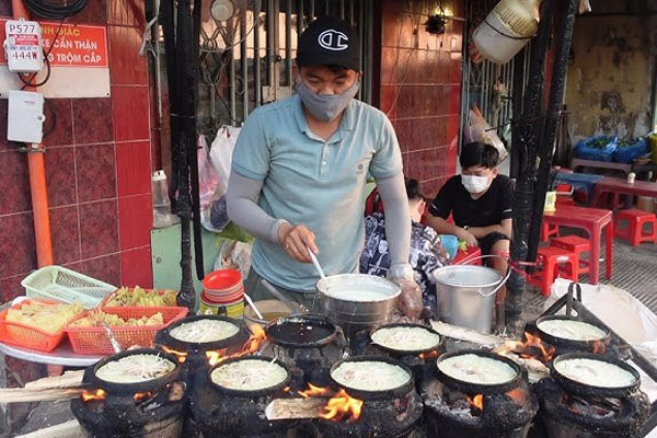 Kinh doanh bánh xèo vỉa hè
