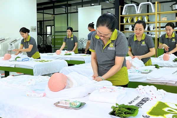 hoc-tam-va-massage-be-chuan-y-khoa học tắm và massage bé chuẩn y khoa